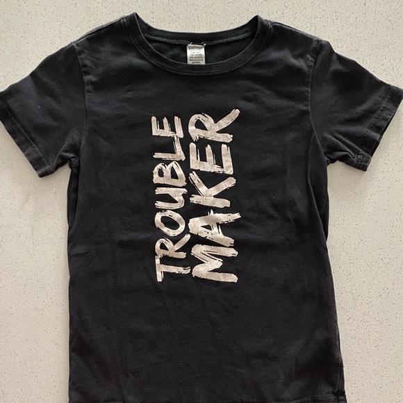 KIDS BUNDLE ONE SWEATER 3 T-SHIRTS - Picture 5 of 7